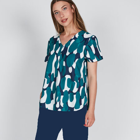 Blusa-camiseta-mujer-tela-manga-corta-escote-pico-con-cuatro-botones-estampado-abstracto-en-verde-marino-y-blanco