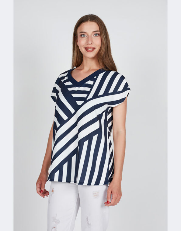Camiseta-mujer-tela-manga-caida-escote-pico-‘marinera-en-marino