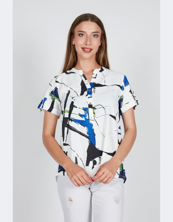 Blusa-camiseta-mujer-tela-cuello-mao-con-abertura-botones-estampado-abstracto-fondo-blanco
