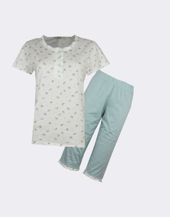 Pijama mujer punto manga corta con tapeta tres botones y pantalón pirata fondo claro con florecillas y detalle volantito en cuello