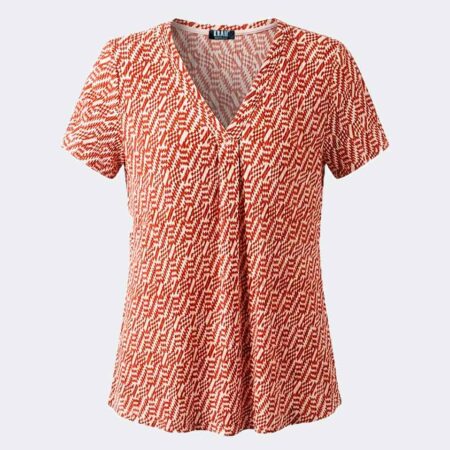 Camiseta mujer cuello pico tela plisada estampado geométrico  rojizo